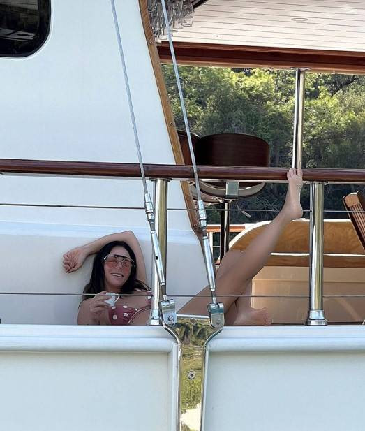 Simge Sağın'dan 'Eylül' pozları. Bikinisini giydi tekneden paylaştı - Resim: 6